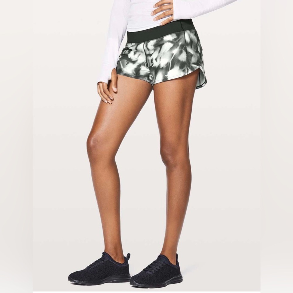 Lululemon Speed Up Shorts 2.5" Inseam Built In Liner Size 8 Black White Printed